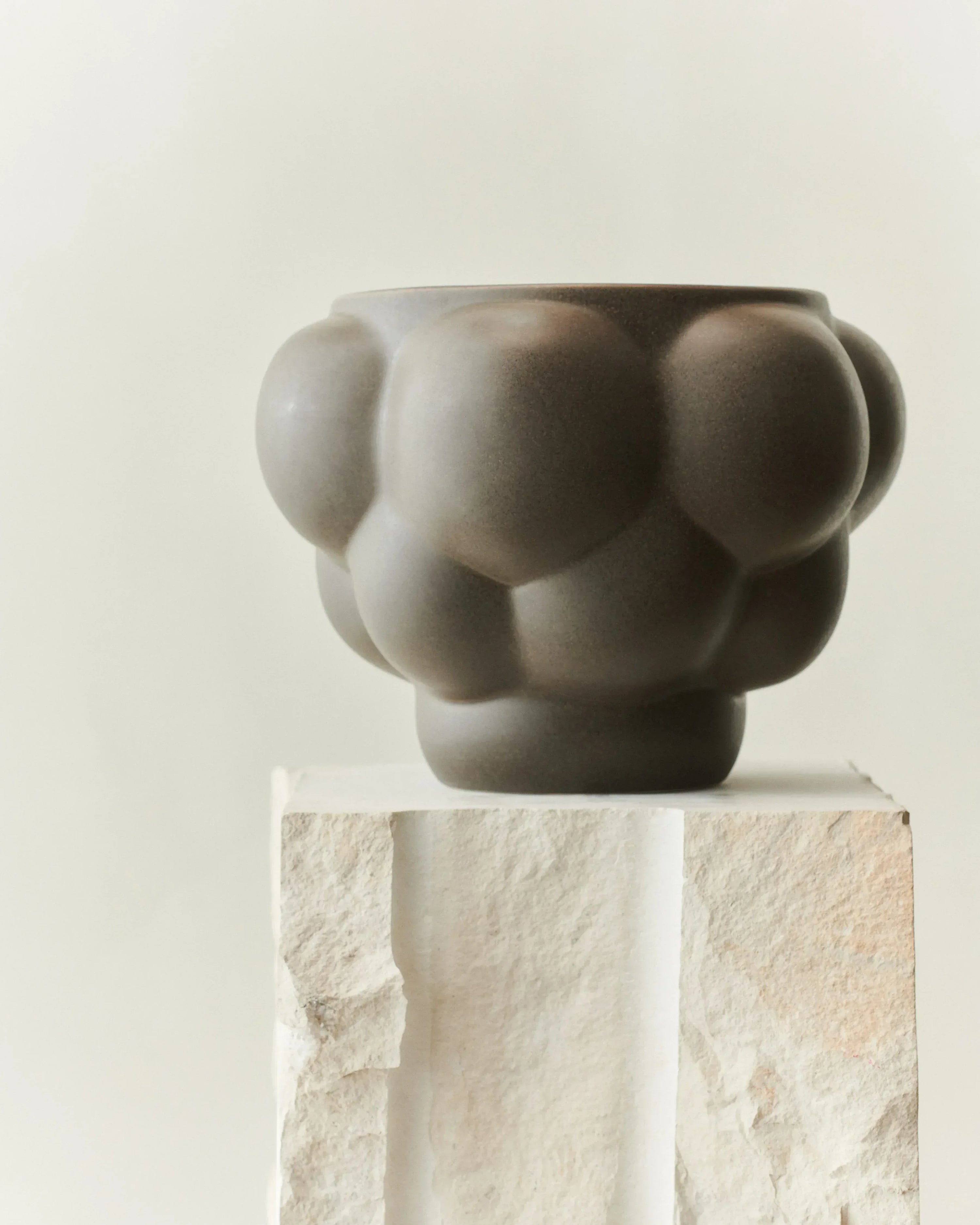 BALLOON BOWL 06 CERAMIC - LOUISE ROE - MUD BROWN